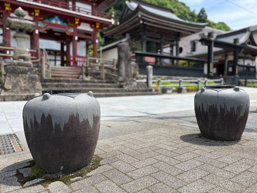お茶壺型モニュメントはお寺の前!寺宝もお茶壺!