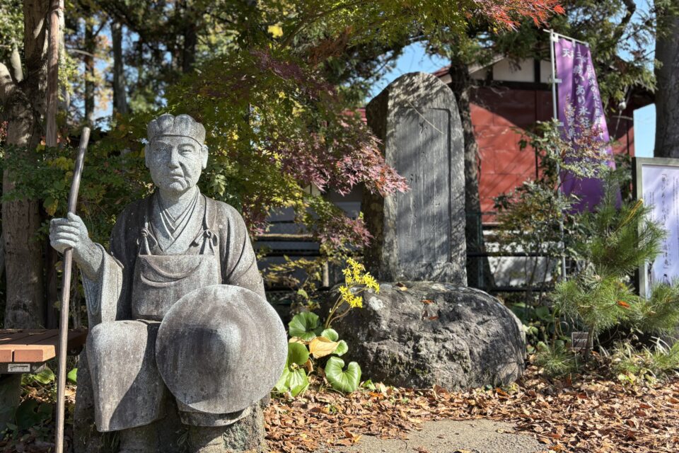 都留市・田原の滝にある松尾芭蕉像と句碑