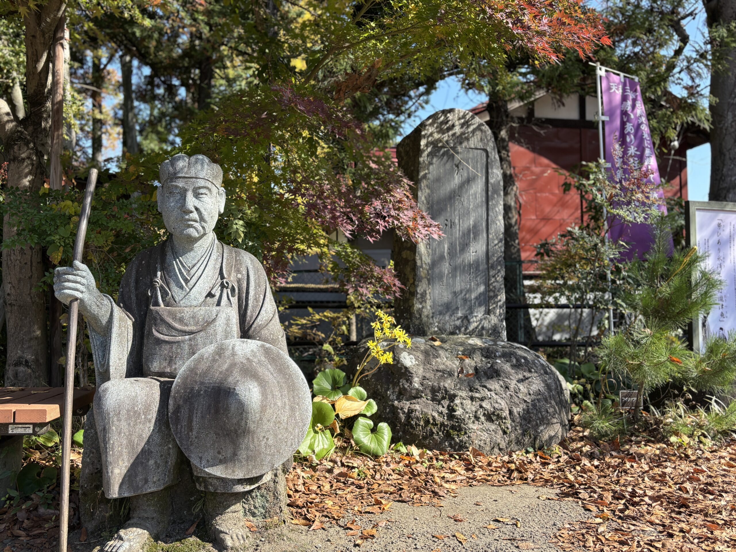 都留市・田原の滝にある松尾芭蕉像と句碑