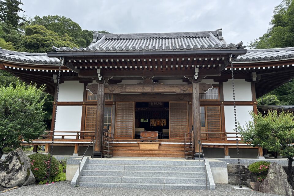 都留市のパワースポット・桂林寺の本堂（願いが叶うと伝わる叶が池のある寺）