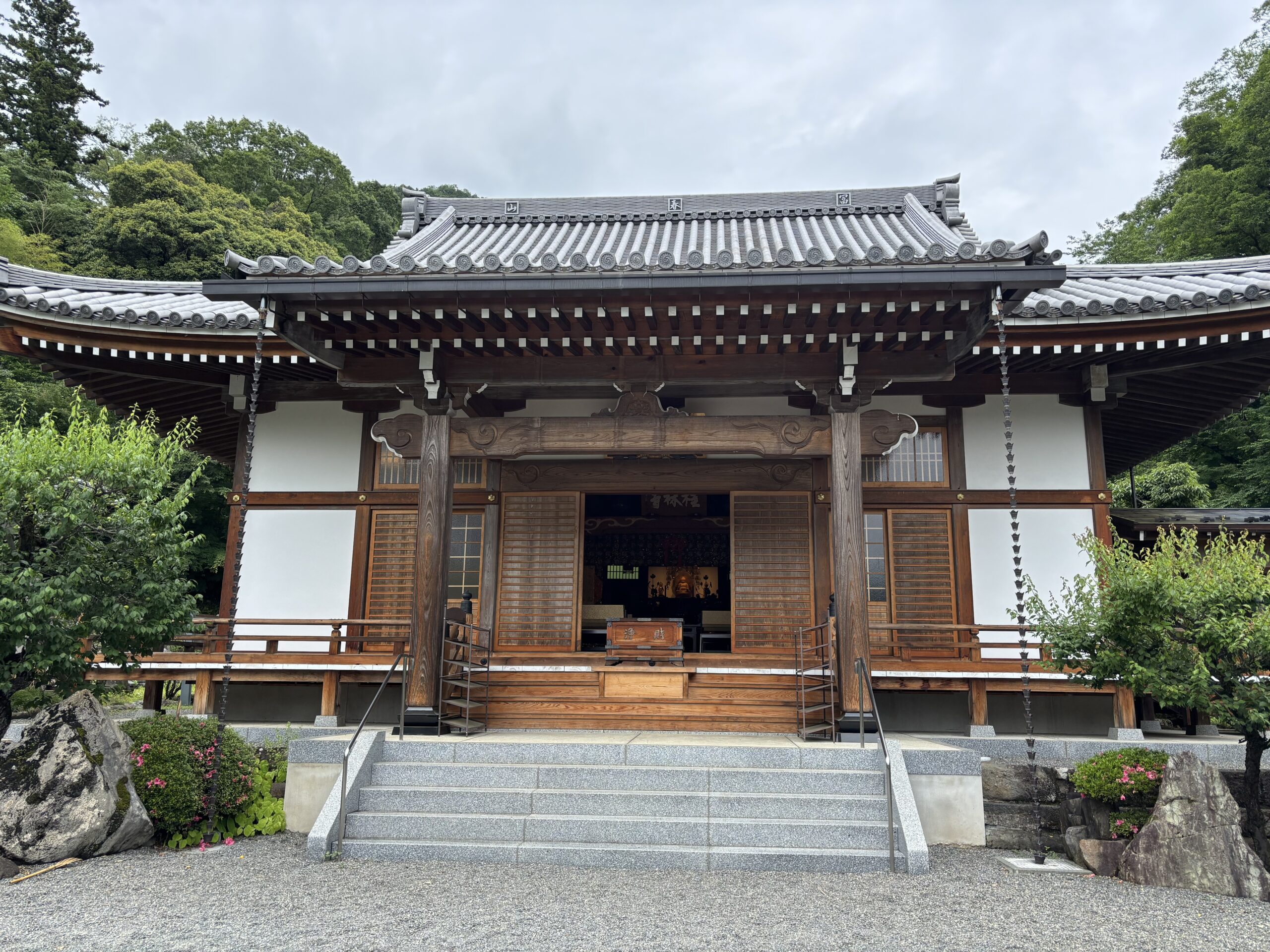 都留市のパワースポット・桂林寺の本堂（願いが叶うと伝わる叶が池のある寺）