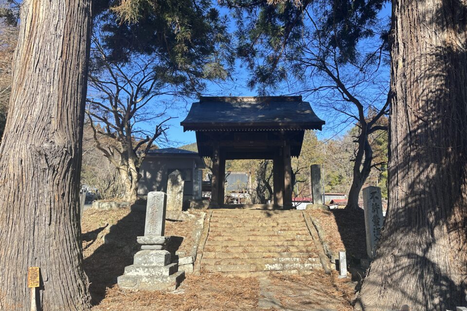 山梨県都留市にある大儀山長生寺の参道。巨木に囲まれた石段の先に山門が立ち、武田氏から小山田氏へと受け継がれてきた祈りの時間を感じさせる風景