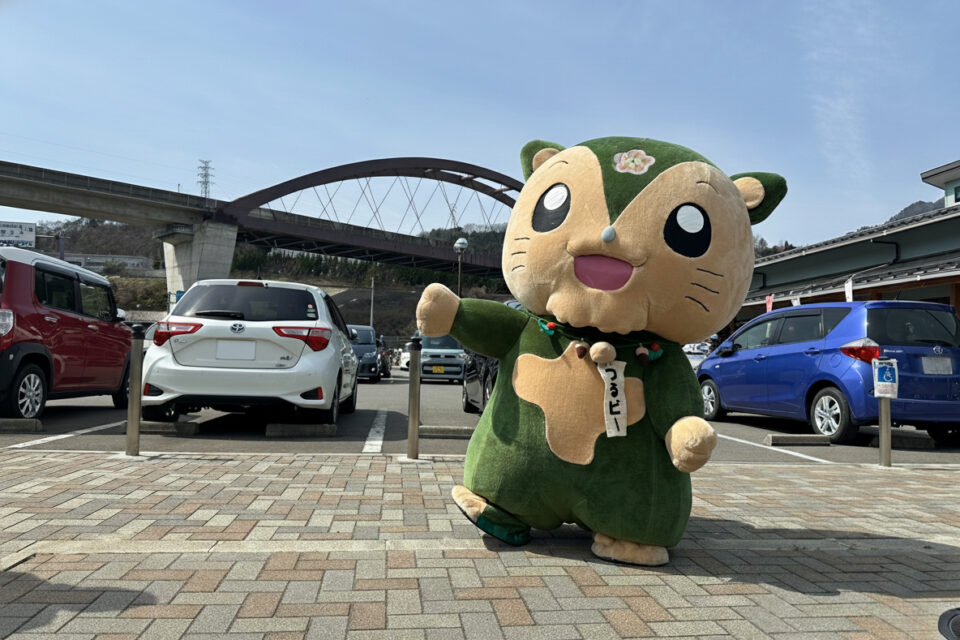 都留市観光キャラクターつるビーと都留の街並みを背景にした2025年度振り返り記事のアイキャッチ画像