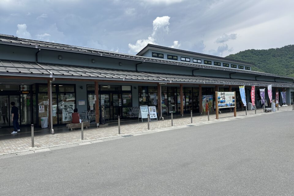 道の駅つるの外観。10周年を迎えた施設の様子